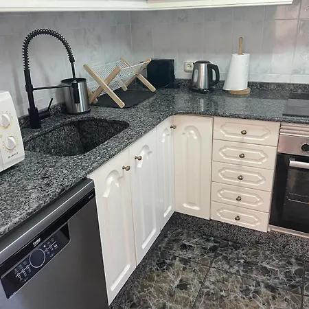 En Complejo Residencial Con Piscina Y Garaje A 100m Del Mar Las Canteras (Valencia)