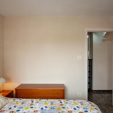 En Complejo Residencial Con Piscina Y Garaje A 100m Del Mar Las Canteras (Valencia)